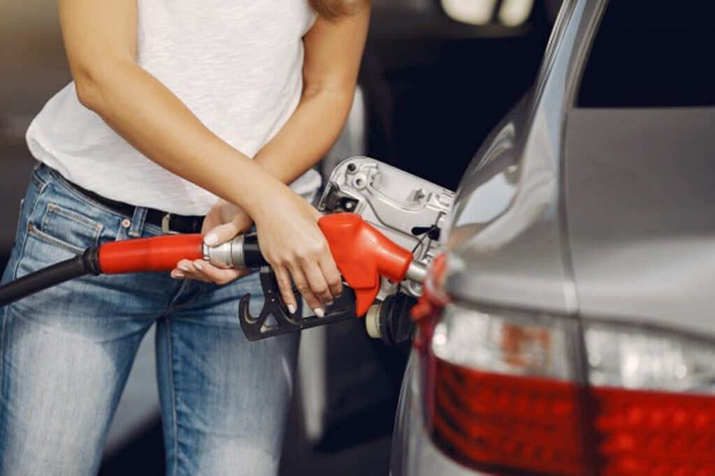 Como o petróleo se transforma em gasolina? Entenda o processo da extração ao tanque do veículo