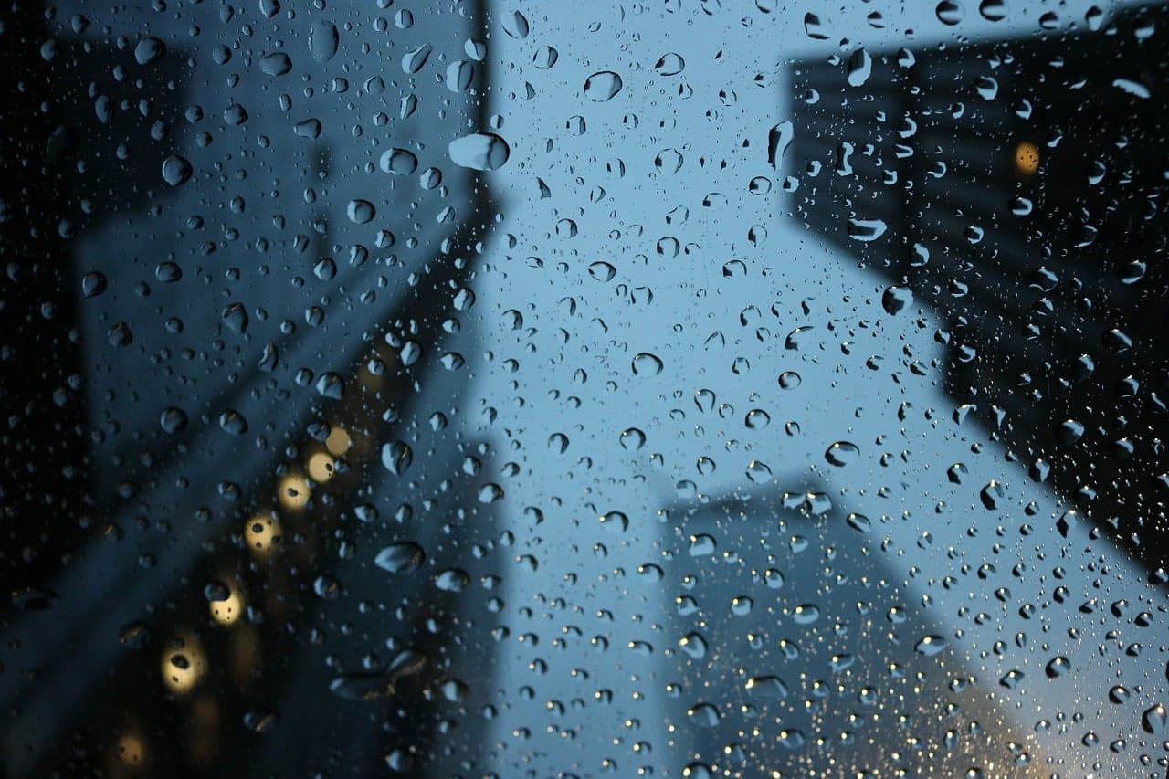 Nuvens carregadas, raios e granizo: frente fria perde força, mas chuva de até 150 mm ameaça o país na próxima quinzena