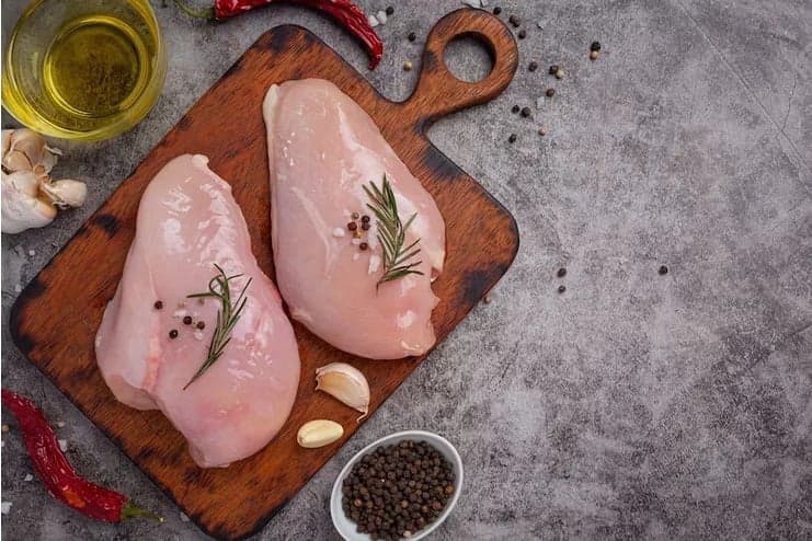União Europeia avança para retomar compras de frango do Brasil