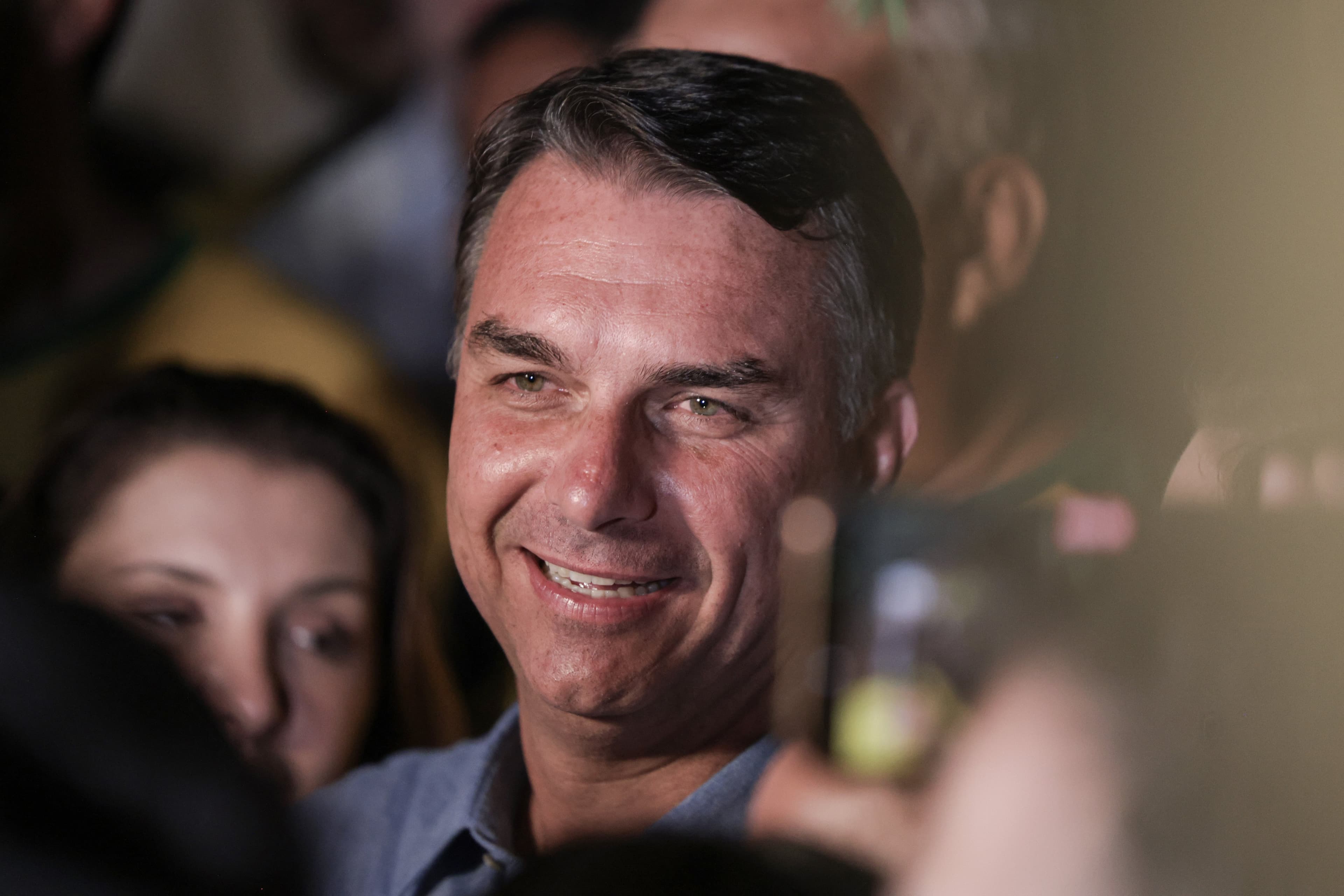 Flávio Bolsonaro recebe apoio de partidos e fala em mudar Constituição