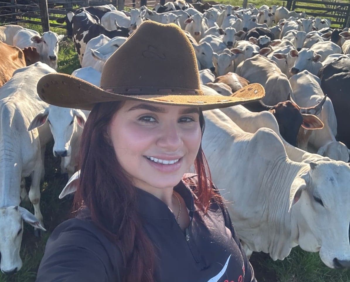 Jovem faz sucesso nas redes sociais ao compartilhar rotina como pecuarista e mãe
