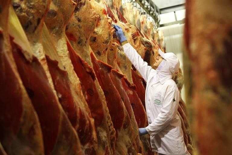 Carne bovina brasileira mantém preços elevados no exterior apesar da queda nas exportações