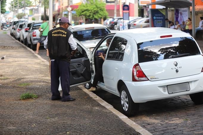 Câmara proíbe flanelinhas nas ruas e regulamenta atividade em áreas privadas em Ribeirão Preto