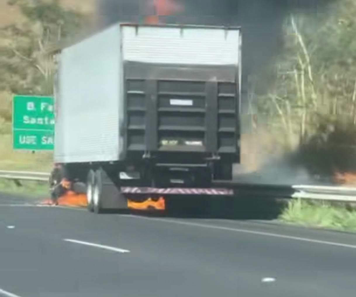 Caminhão pega fogo na Rodovia Anhanguera entre Ribeirão Preto e Cravinhos