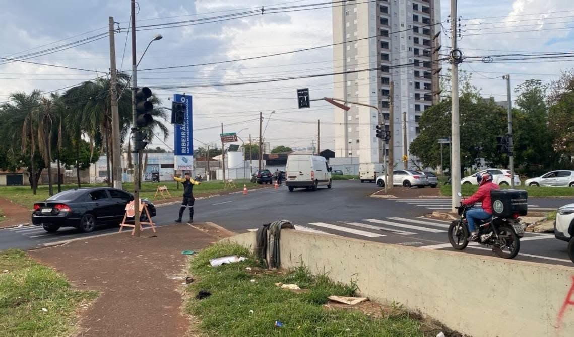 Choque de carro em poste causa transtorno na zona Oeste de Ribeirão Preto