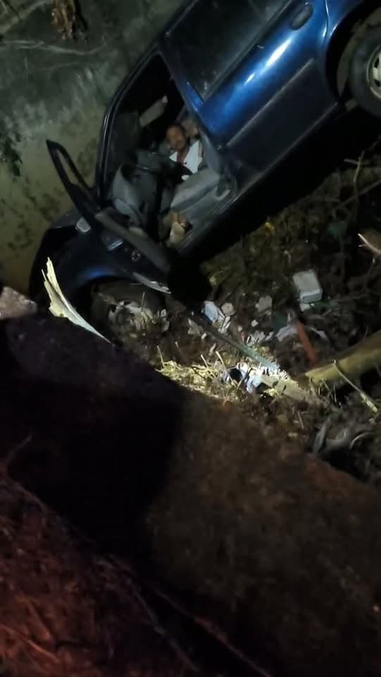 Carro caiu no córrego da via Norte, Ribeirão Preto