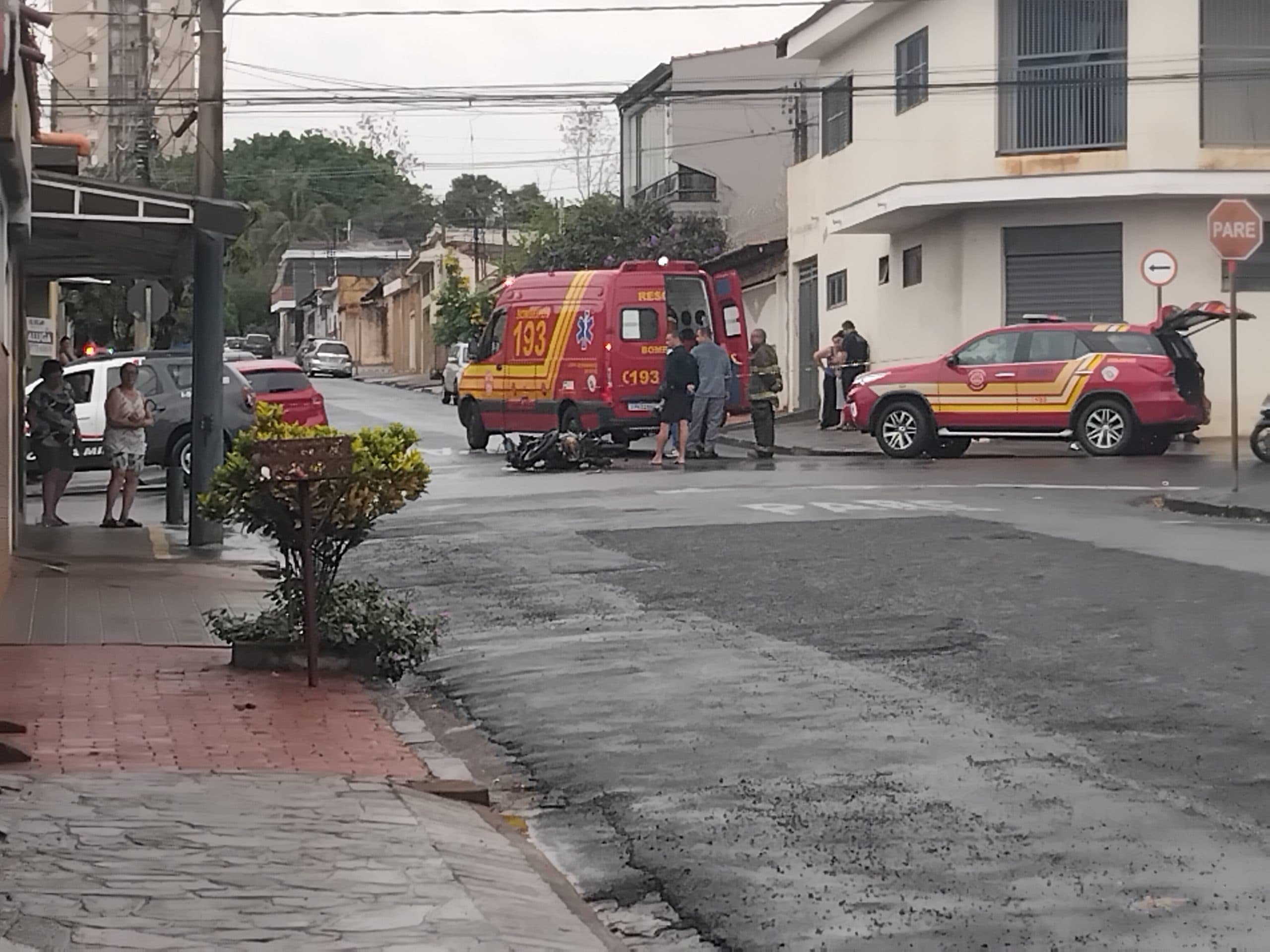 Um acidente envolvendo uma motocicleta e um carro em Ribeirão Preto (SP).