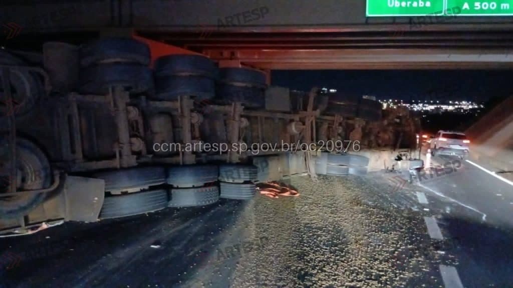 Caminhão carregado de ração animal tomba em rodovia de Ribeirão Preto