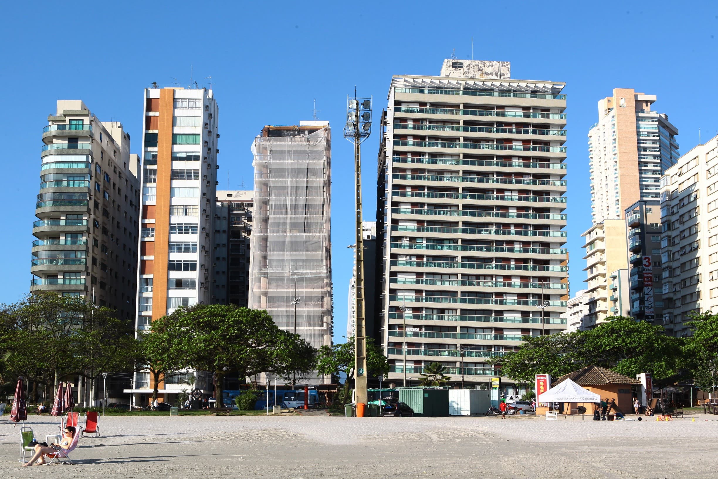 Prédios tortos de Santos não precisam de intervenção estrutural no momento, diz prefeitura