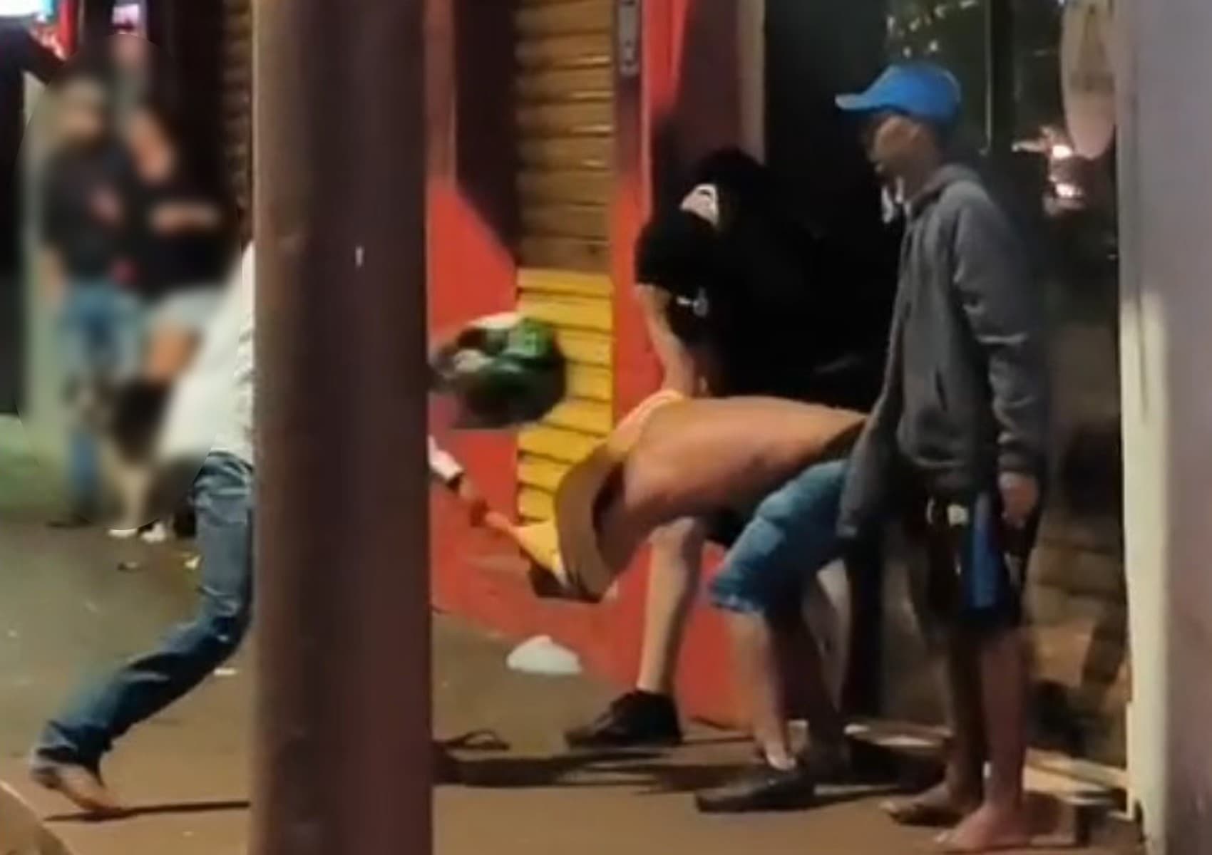 Vídeo mostra homem espancado nos arredores de praça em Bonfim Paulista após jogo do Brasil