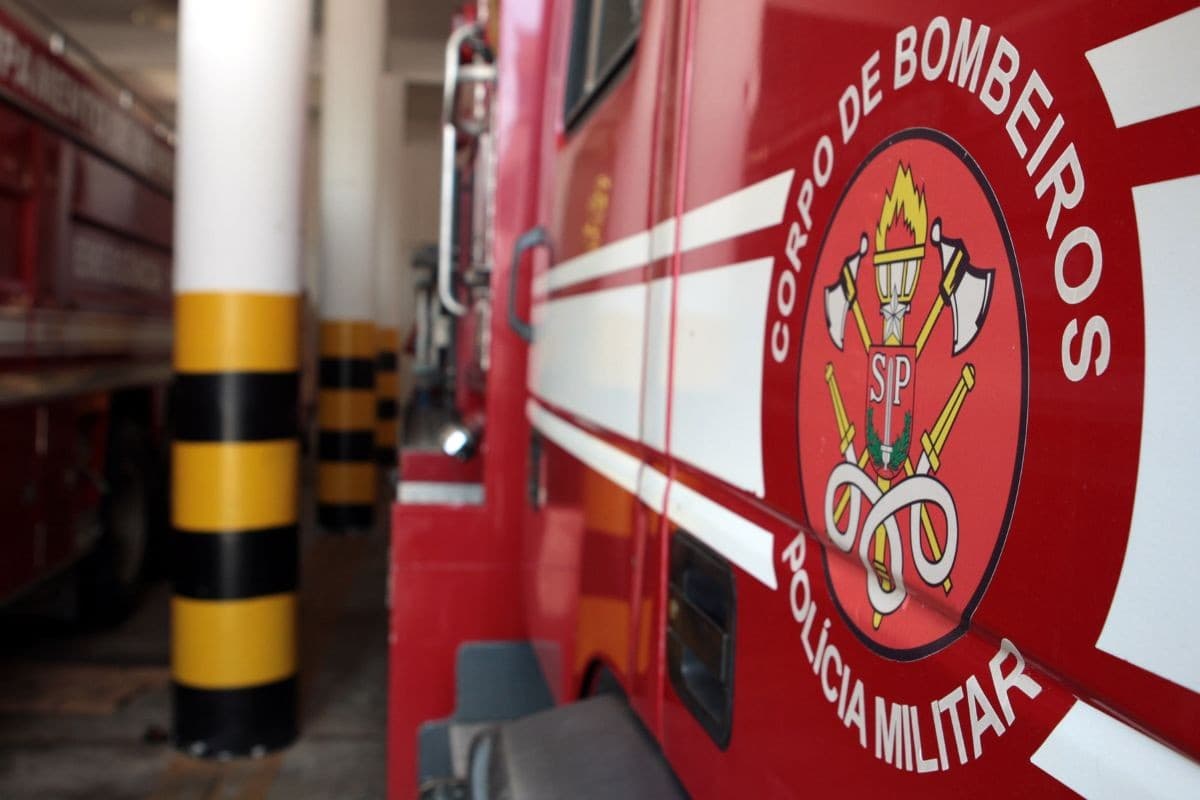 Galpão de antigo mercado pega fogo e mobiliza bombeiros no litoral de SP