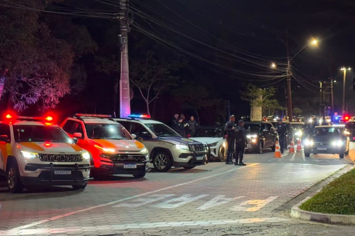 Operação de trânsito aborda 137 veículos e aplica 14 multas no litoral de SP