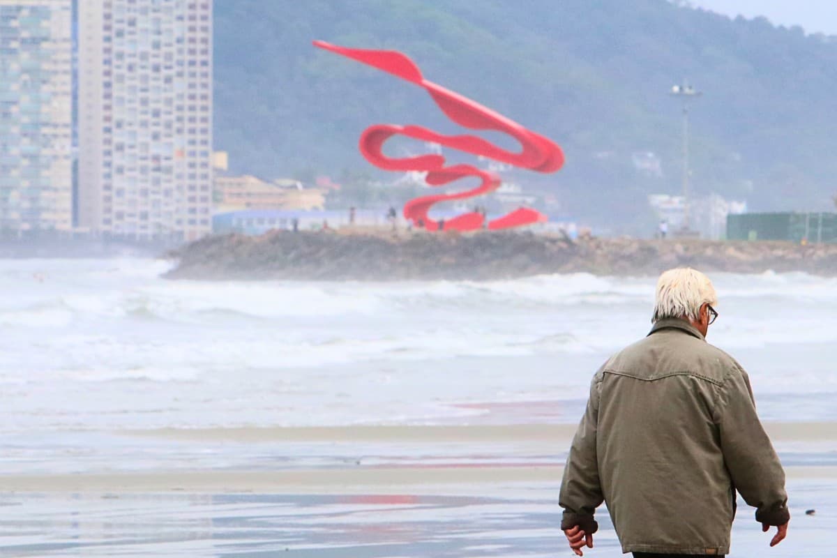 Frente fria e ciclone extratropical derrubam temperaturas e causam ondas de 3 metros no litoral de SP