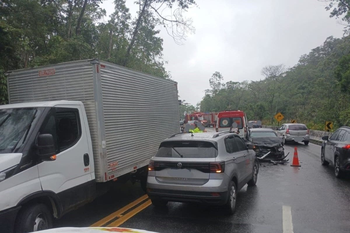 Engavetamento com seis veículos deixa 16 pessoas feridas na rodovia Mogi-Bertioga, SP