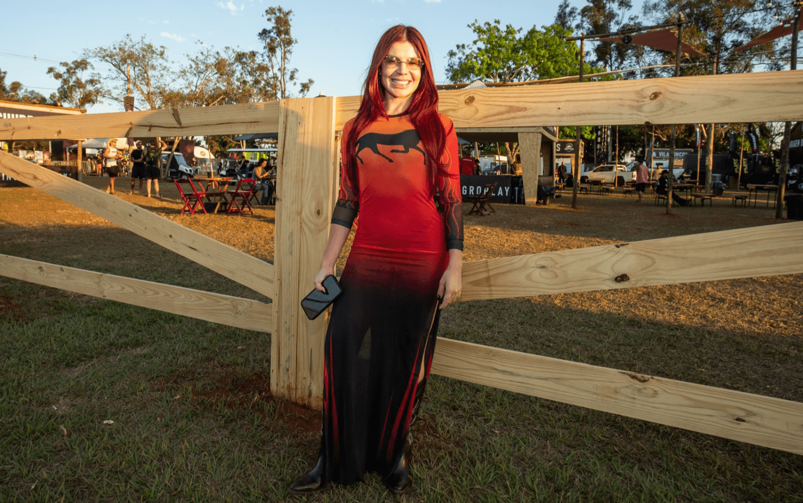 Gkay se hospeda no camping dos famosos em Barretos e promete entregar looks no Parque do Peão