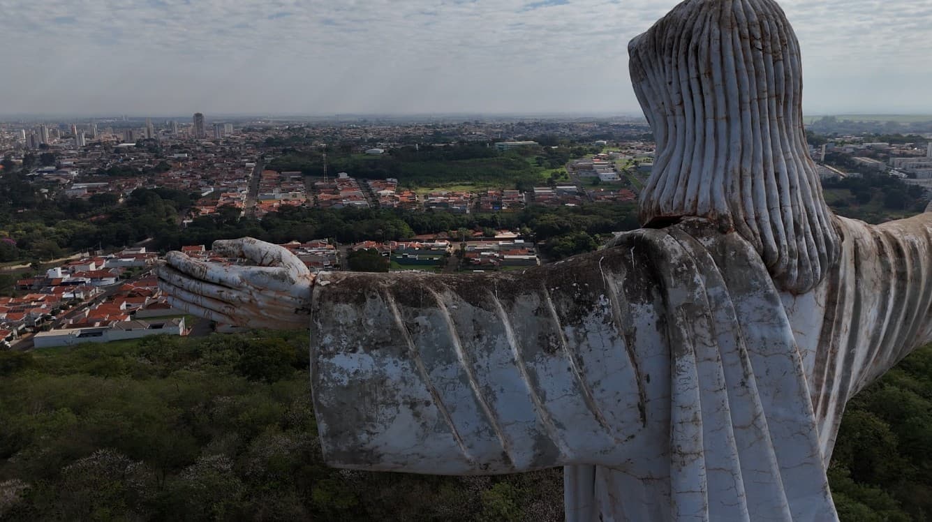 Família relata tensão após ficar presa em elevador de monumento ao Cristo em Sertãozinho, SP