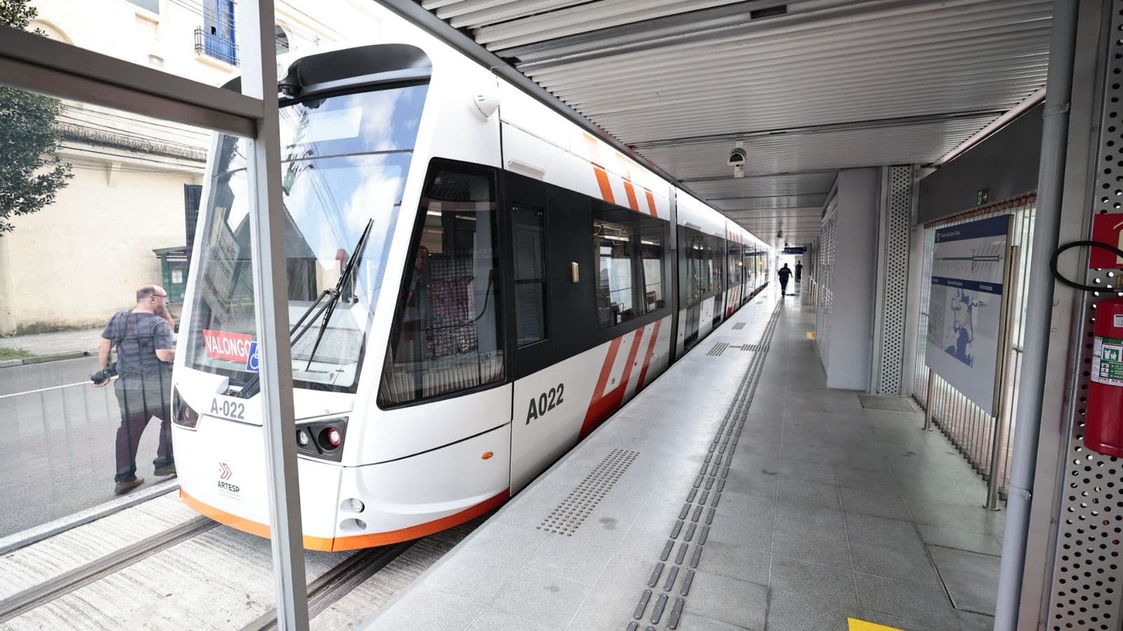 Estações do VLT de Santos ganham portas automáticas; gratuidade é mantida até fim das obras