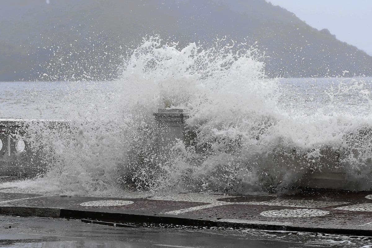 Frente fria provoca mar agitado e ondas que podem ultrapassar 2,8 metros em Santos; veja a previsão