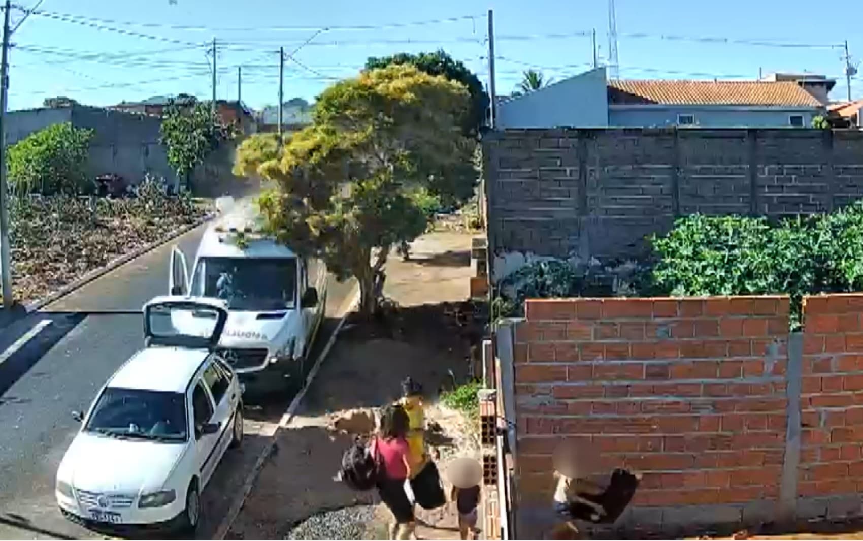 Ambulância perde o freio, quase atinge crianças e bate em carro parado em Patrocínio Paulista, SP