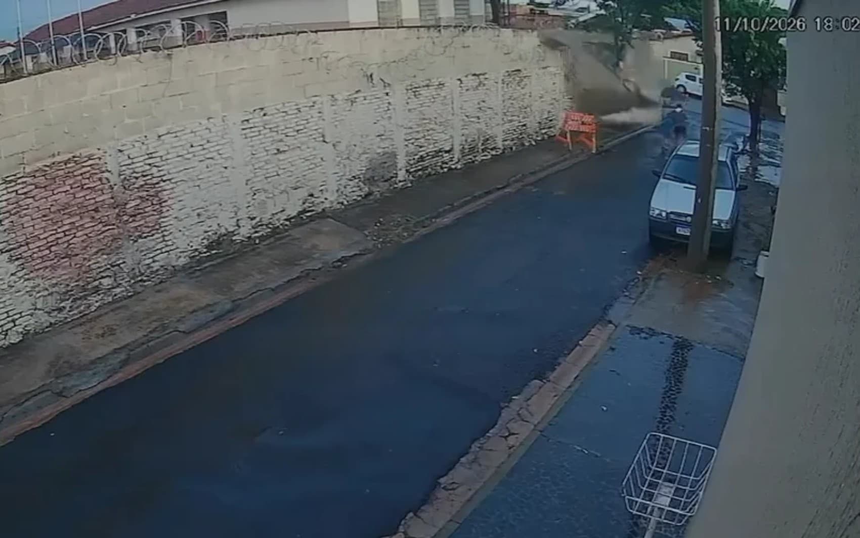Parte de muro de escola em Jardinópolis, SP, desaba e atinge criança