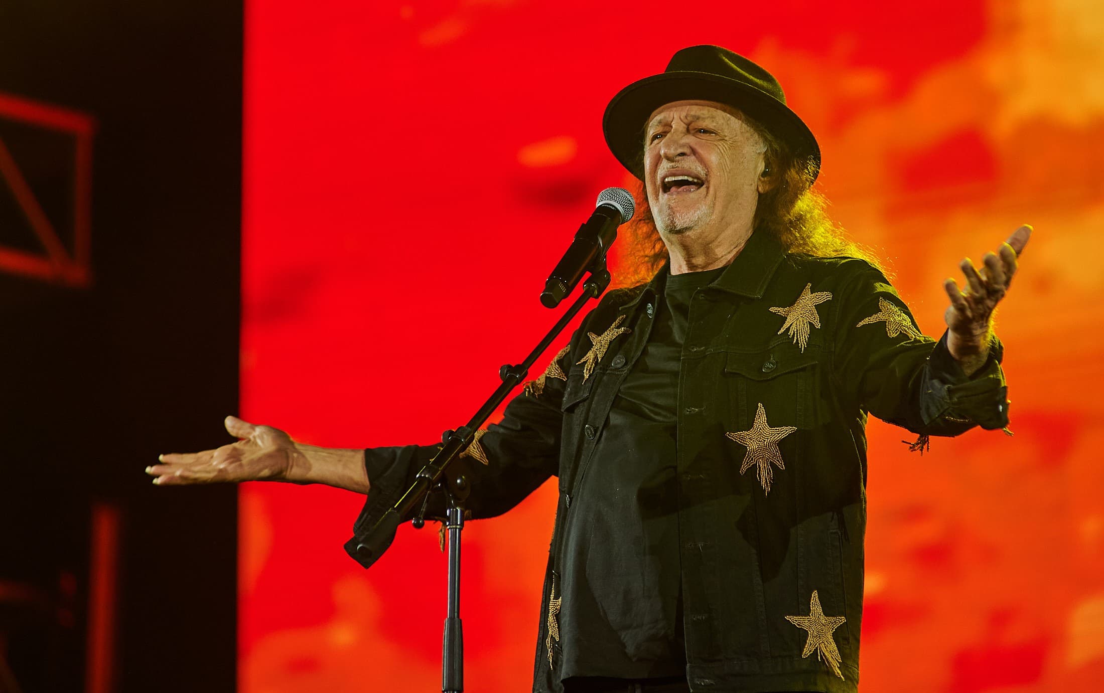 Alceu Valença abre com rock psicodélico e traz guitarra para clássicos do forró e frevo no João Rock