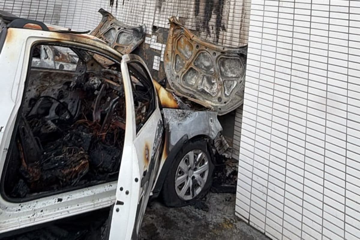 Carros de vidraçaria pegam fogo e bombeiros suspeitam de incêndio criminoso