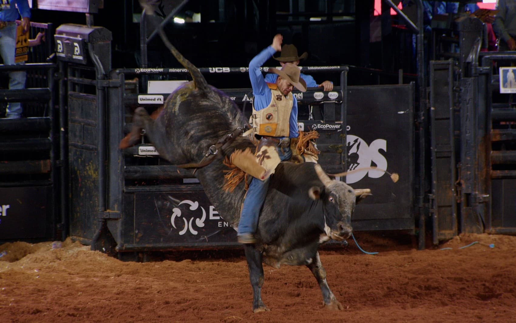 Abertura da final da Liga Nacional de Rodeio em Barretos tem disputa equilibrada entre touros e peões