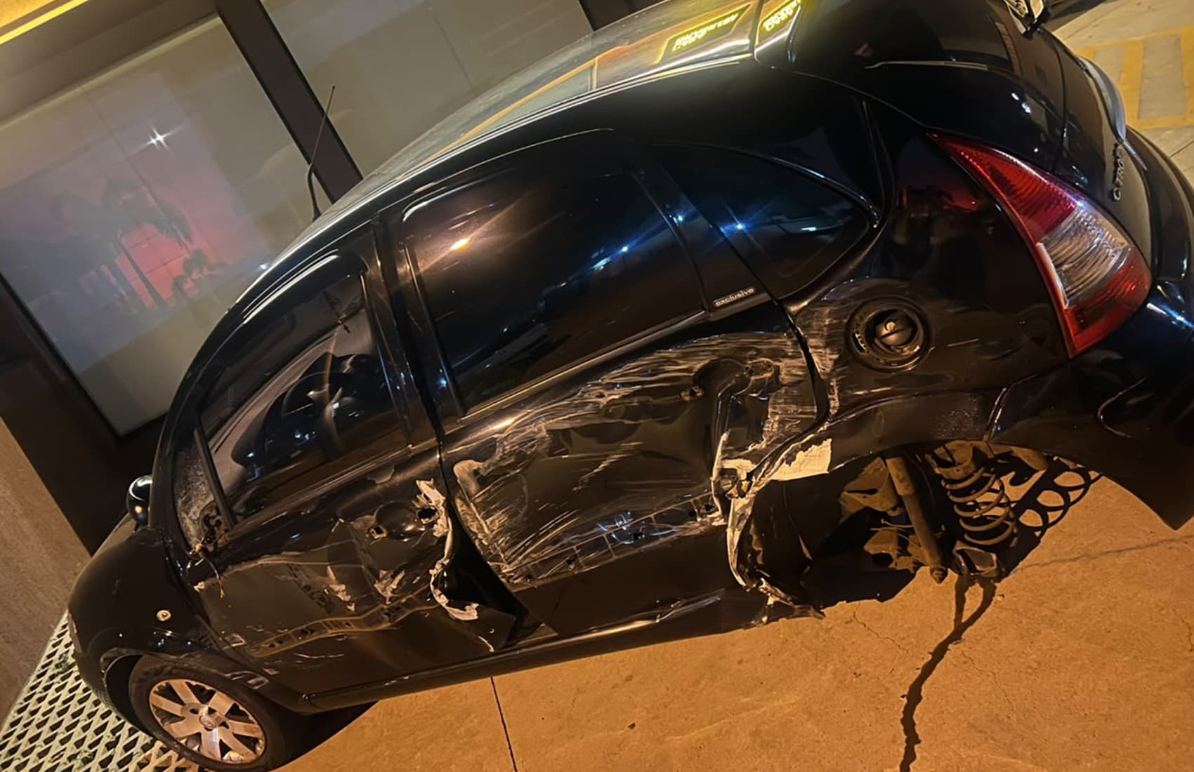 Carro parado na rua fica destruído após ser atingido por ônibus do transporte público em Ribeirão Preto, SP; vídeo