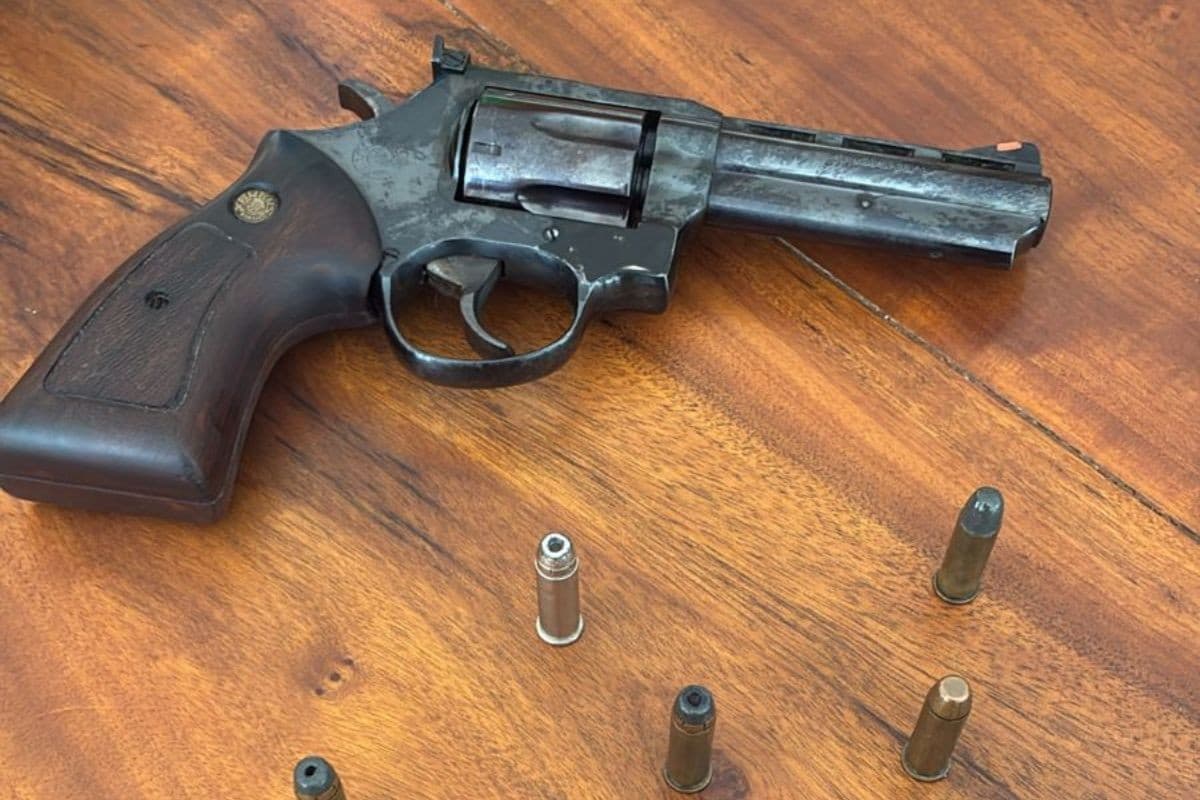 Homem que vendia armas para o crime organizado é preso com revólver escondido em fogão