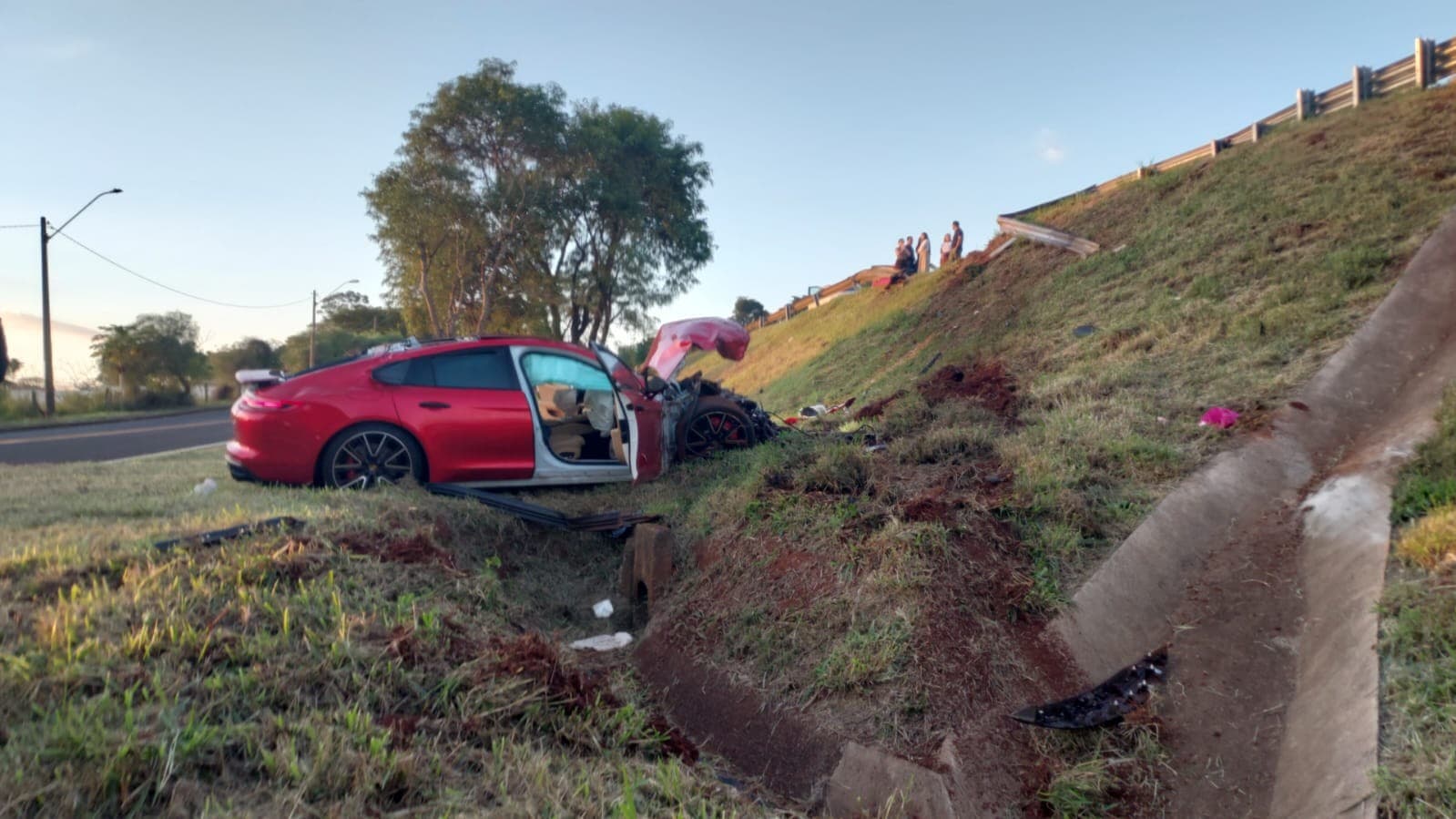 Carro de luxo e caminhonete se envolvem em batida com capotamento em Bonfim Paulista, SP