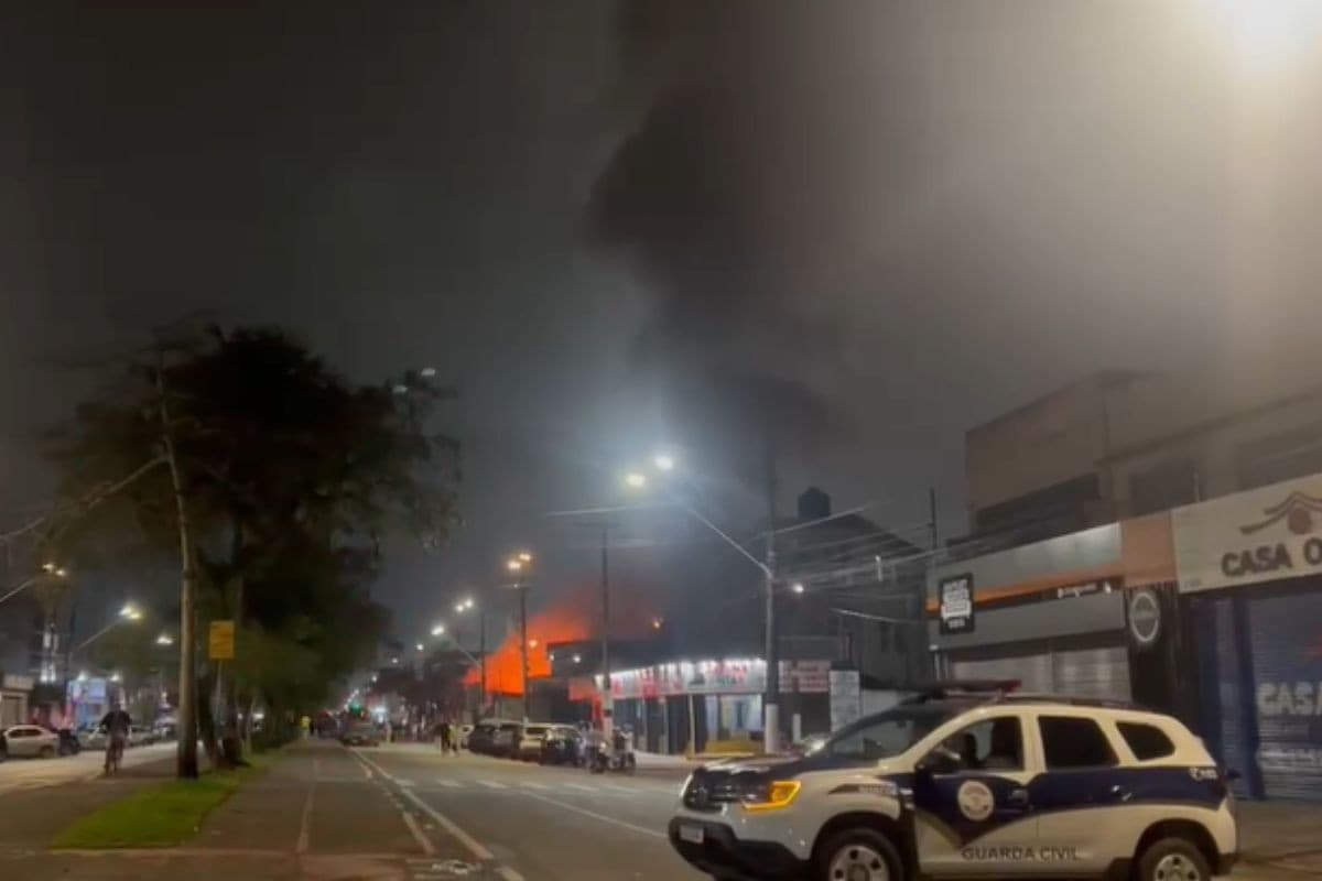 Incêndio atinge loja em Guarujá e bombeiros levam 7h para conter as chamas; VÍDEO