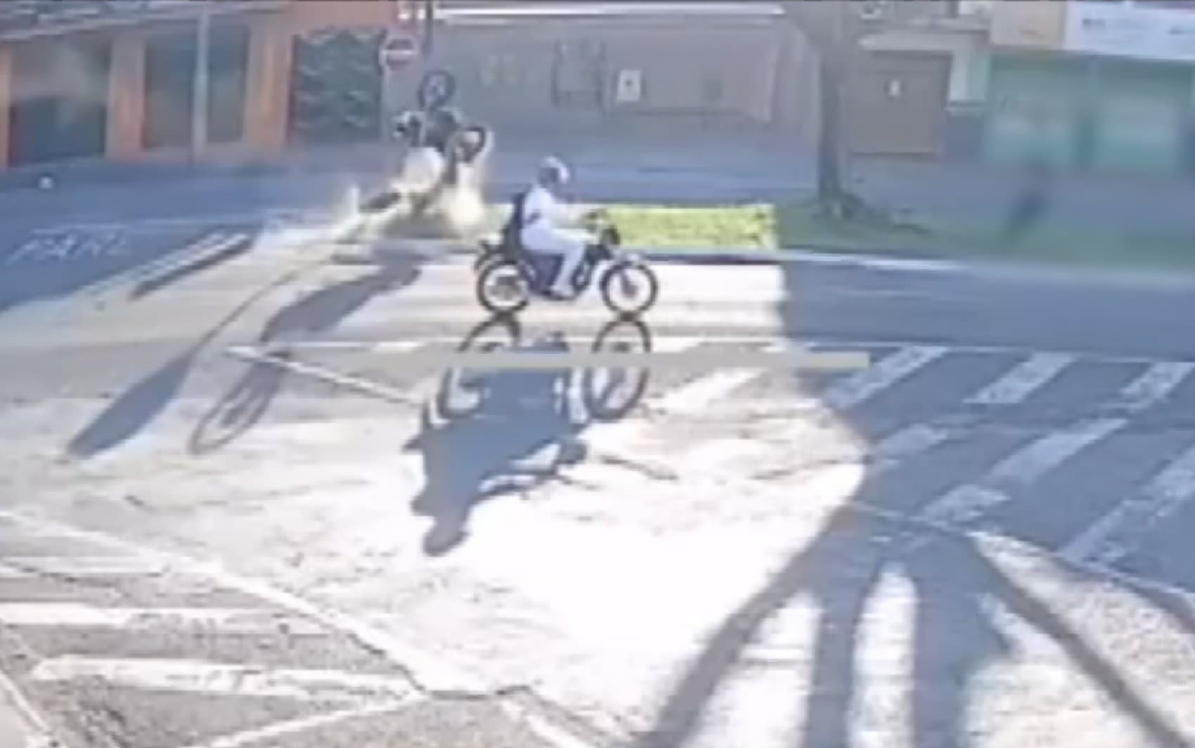 Motociclista fica gravemente ferido após fazer manobra ‘prancha’ e bater em árvore em Franca, SP; VÍDEO