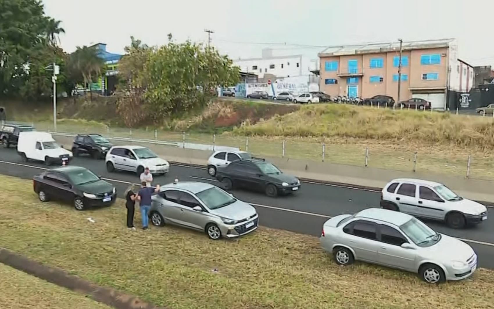 Quatro pessoas ficam feridas em engavetamento envolvendo 23 veículos em rodovia em Franca, SP
