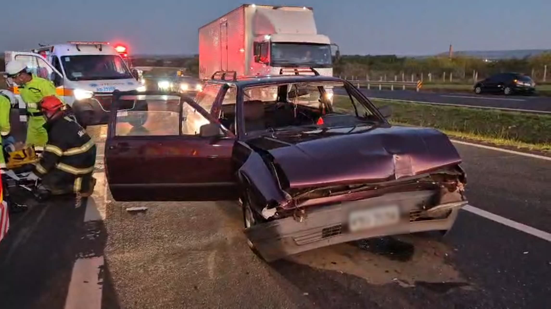 Carro bate na traseira de carreta e família fica ferida em Patrocínio Paulista, SP