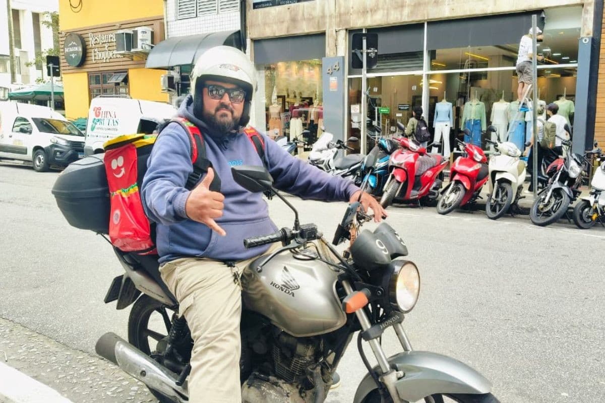 Motoboy escapa de estrutura de loja que desabou sobre pedestres durante ventania: 'Livramento'