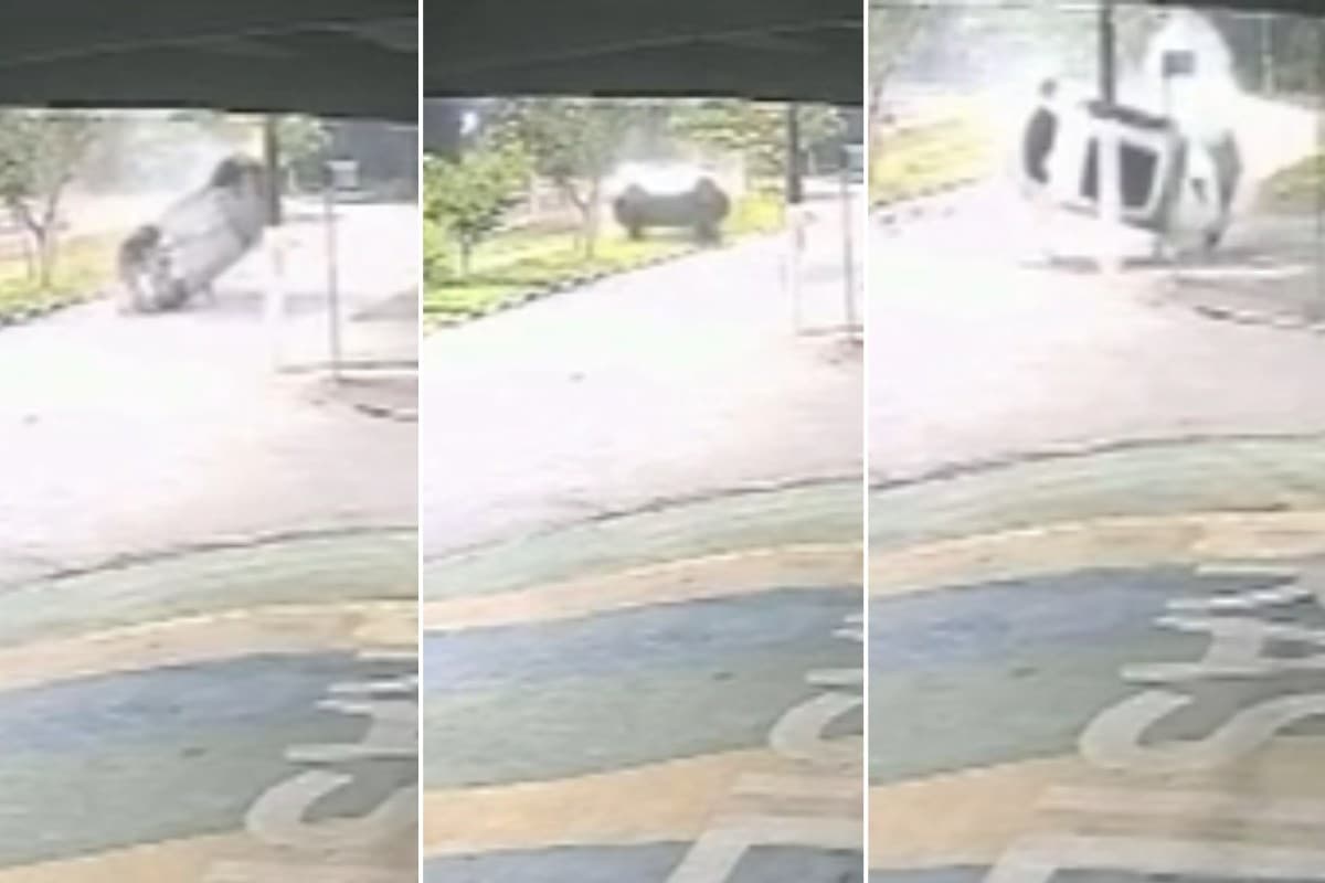 Carro fica destruído após capotar diversas vezes e atingir poste no litoral de SP; VEJA