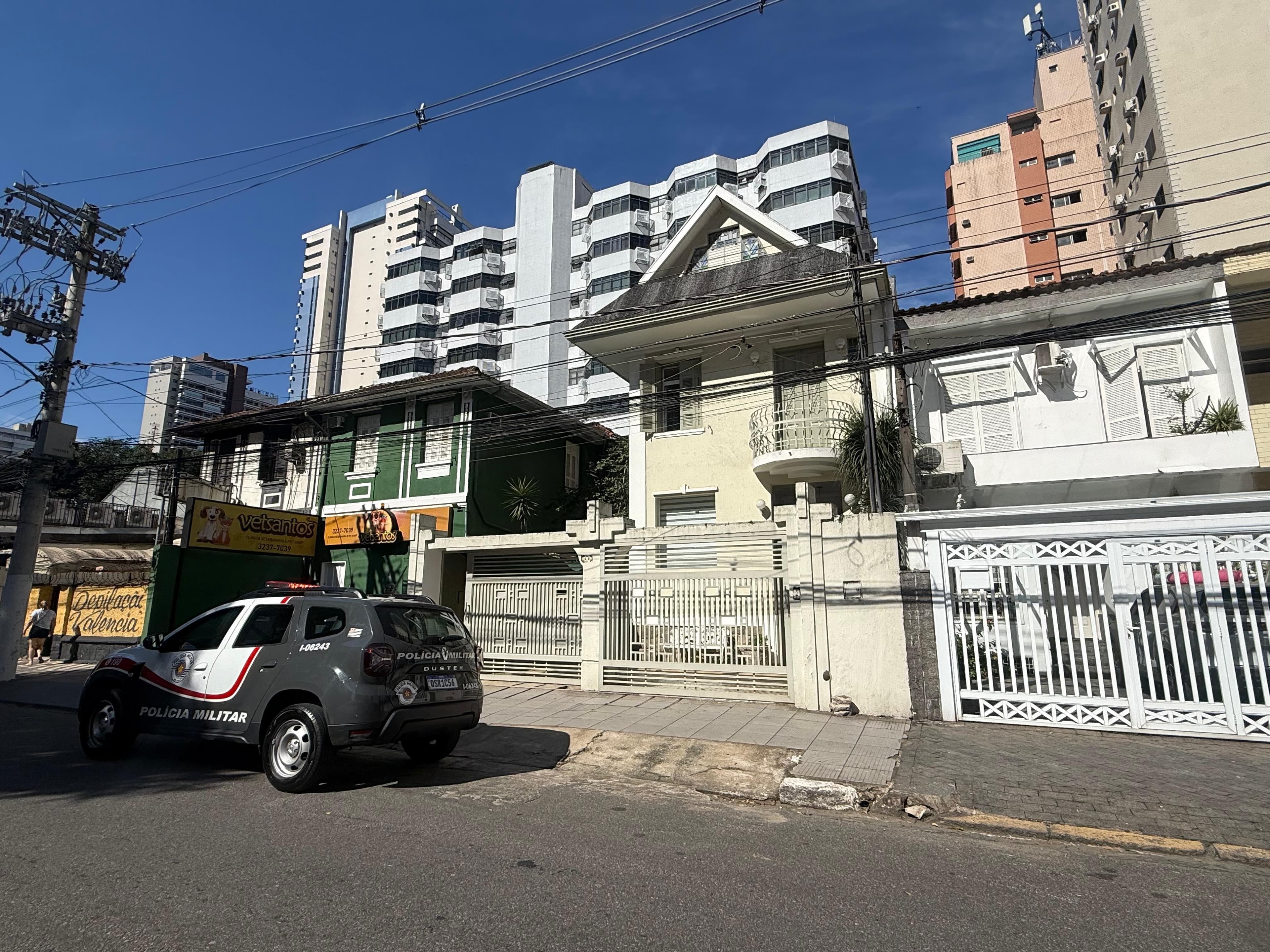 Trio armado invade casa, faz transferências bancárias e foge com carro da família em Santos