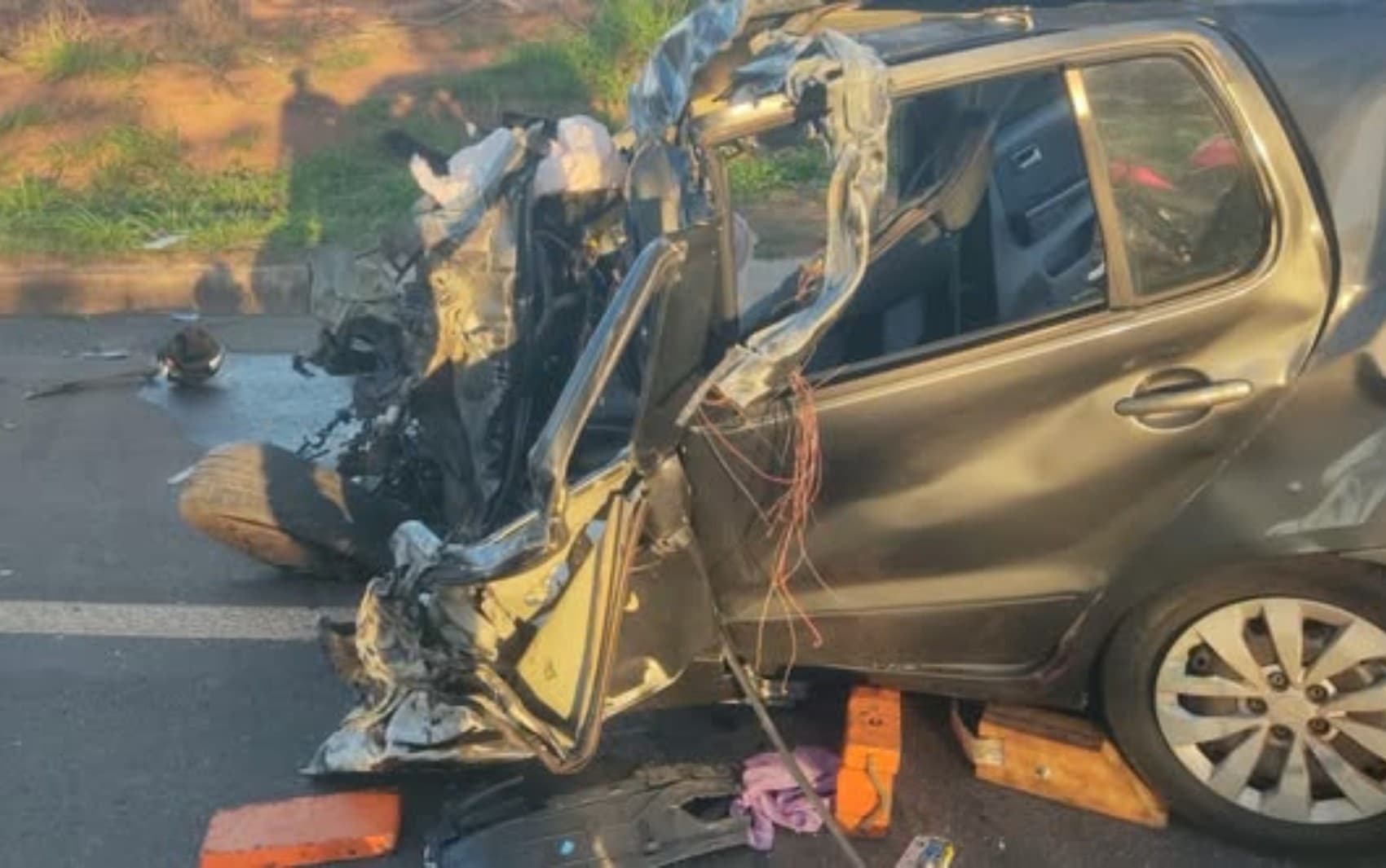 Homem morre e mulher fica em estado grave após batida frontal contra caminhão em Olímpia, SP