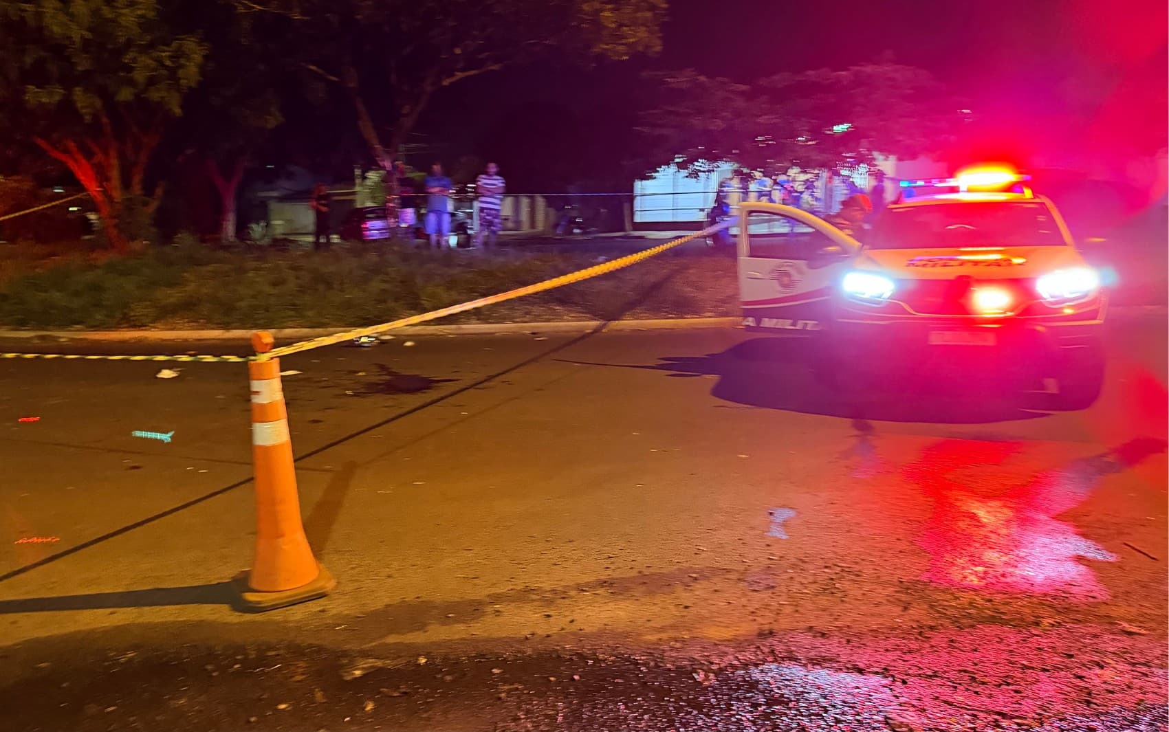 Motociclistas ficam em estado grave após acidente em Ribeirão Preto, SP; moto foi levada do local antes da chegada da PM