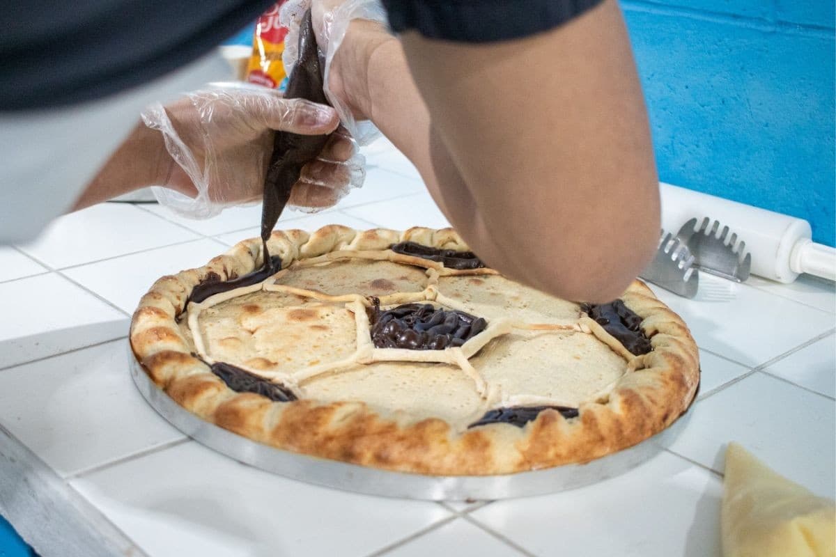 Adolescentes criam pizza 'bola de futebol' e vencem competição culinária na Fundação Casa