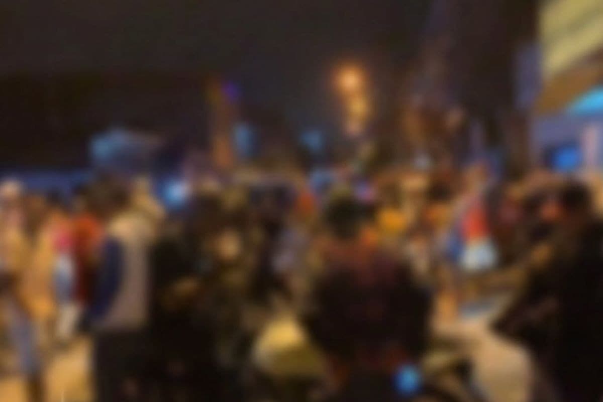 Viaturas da PM são atingidas por pedras durante baile funk ilegal no litoral de SP